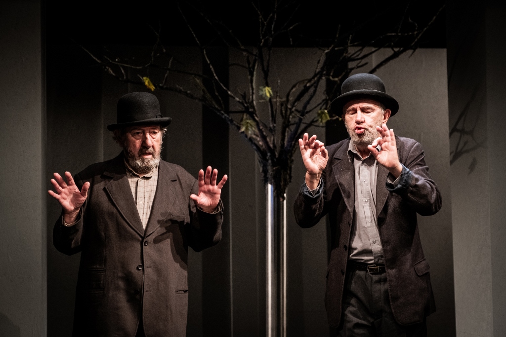 Mariusz Benoit (Estragon), Jerzy Radziwiłowicz (Vladimir). Fot. Marta Ankiersztejn