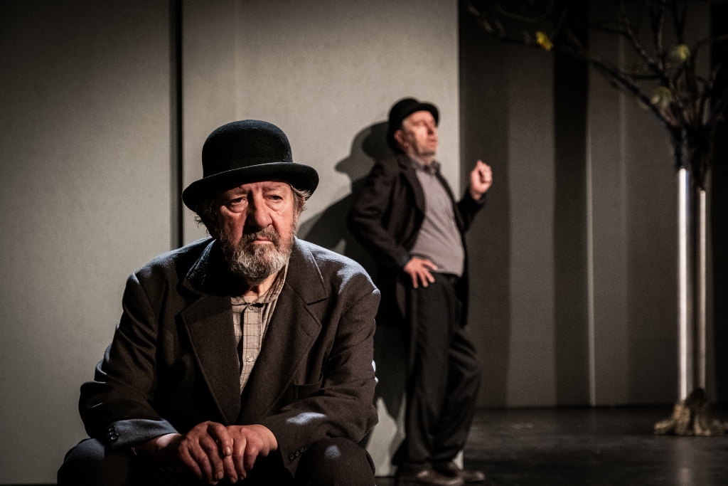 Mariusz Benoit (Estragon), Jerzy Radziwiłowicz (Vladimir). Fot. Marta Ankiersztejn